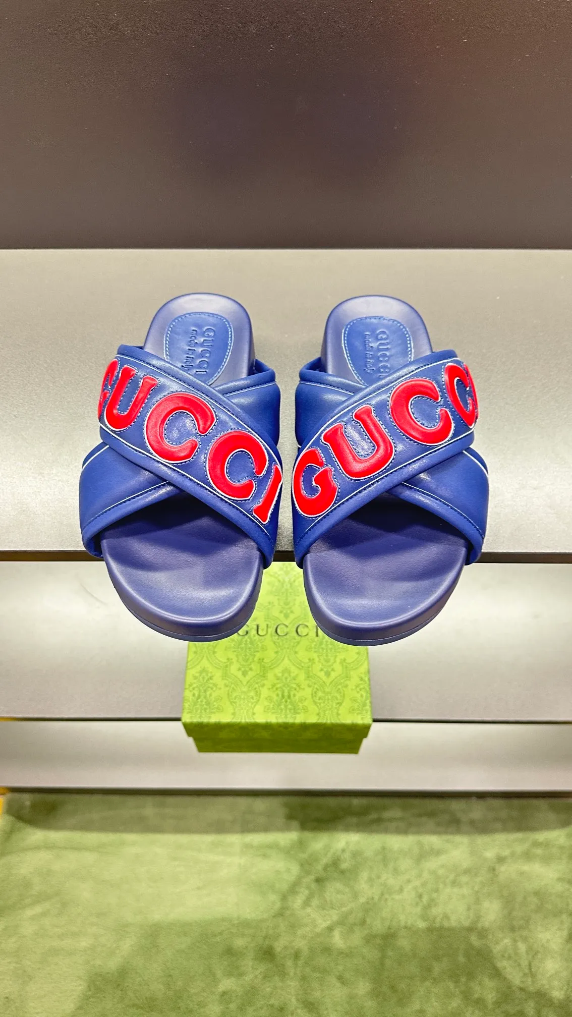 [G Family Couple Style] P: 320💰Female size 36~40 Men's size 39~45, (46. Custom-made GG slippers for men and women. This slipper is made of GG polyester fiber and is decorated with a Gucci label on the front, which adds a striking logo feel to the style. Beige GG recycled polyester fiber, same size for men and women, leather trim